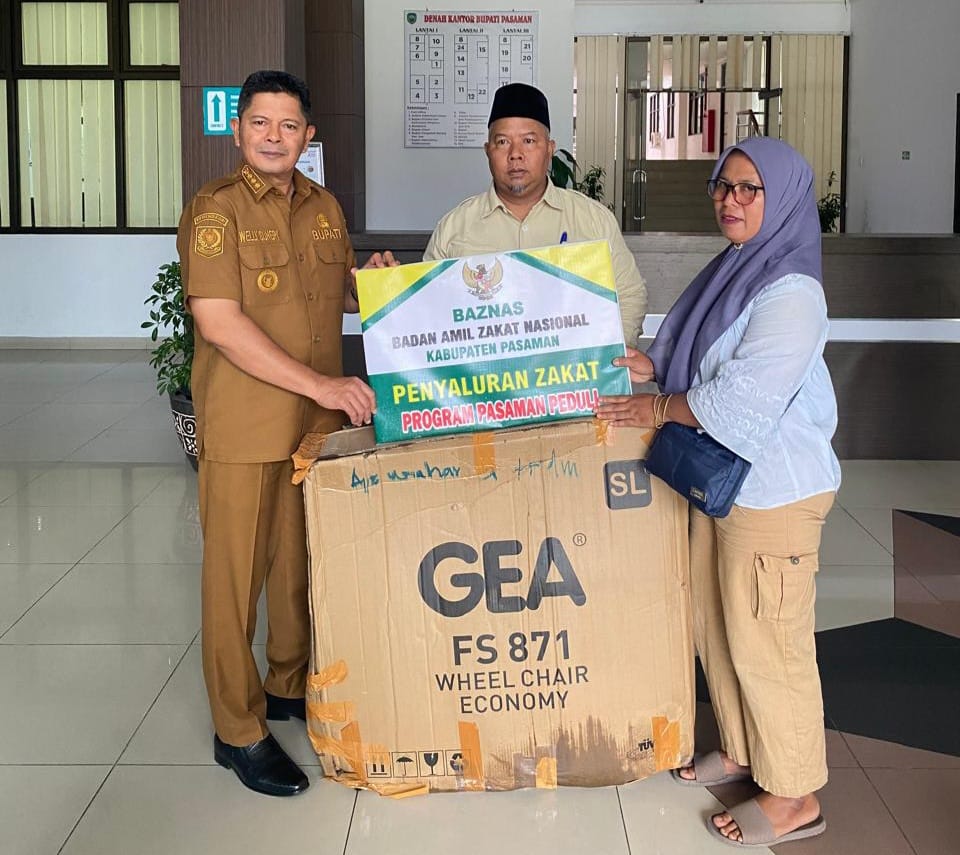 Bupati Pasaman, Welly Suhery saat serahkan bantuan